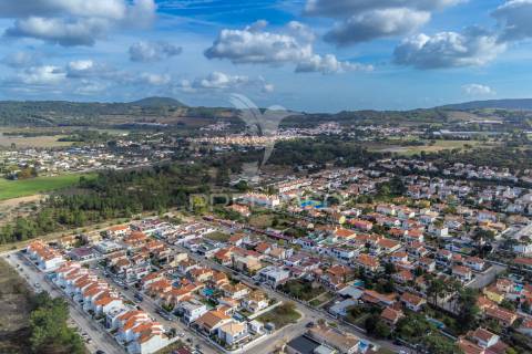 Terreno urbano com benfeitoras em azeitão