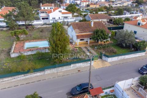 Terreno urbano com benfeitoras em azeitão