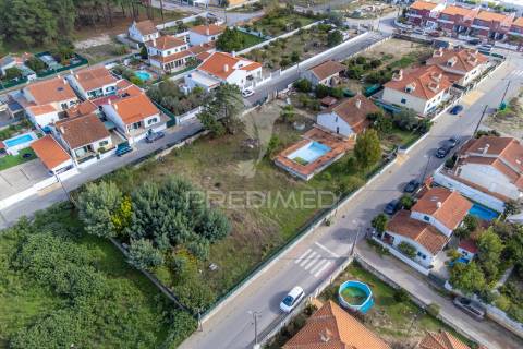 Terreno urbano com benfeitoras em azeitão