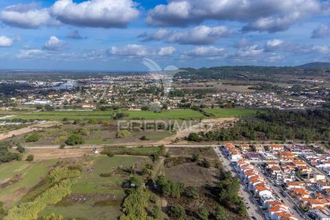 Terreno urbano com benfeitoras em azeitão