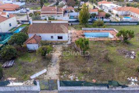 Terreno urbano com benfeitoras em azeitão