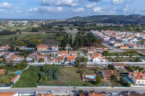Terreno urbano com benfeitoras em azeitão