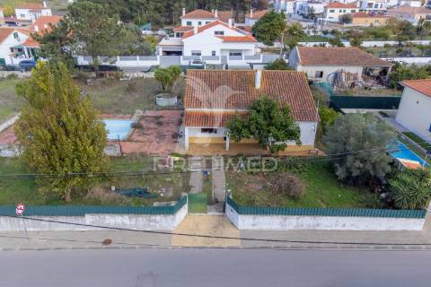Terreno urbano com benfeitoras em azeitão