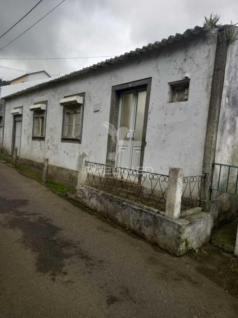 Moradia para recuperar nas fontinhas