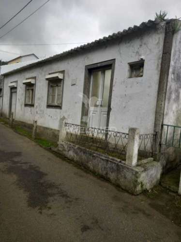 Moradia para recuperar nas fontinhas