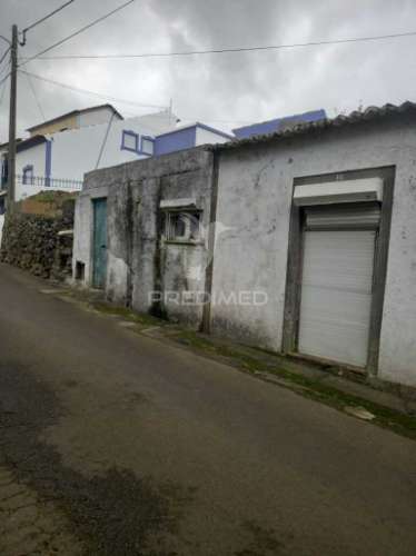 Moradia para recuperar nas fontinhas