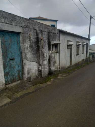 Moradia para recuperar nas fontinhas