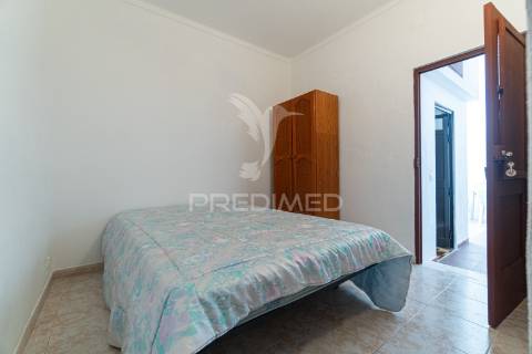 Apartamento t5, rés do chão de moradia em sines