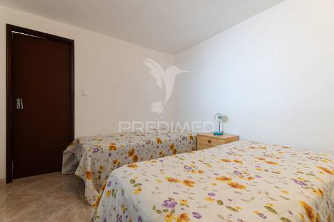 Apartamento t5, rés do chão de moradia em sines