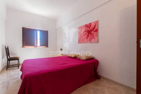 Apartamento t5, rés do chão de moradia em sines