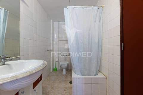 Apartamento t5, rés do chão de moradia em sines