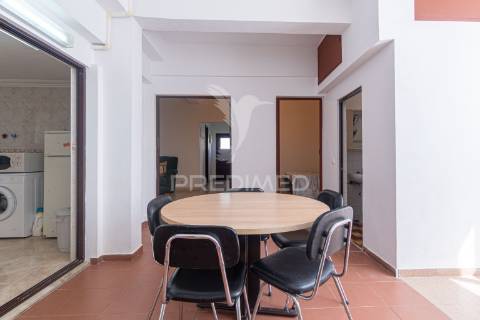 Apartamento t5, rés do chão de moradia em sines