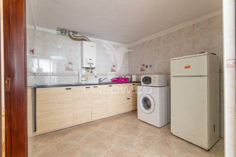 Apartamento t5, rés do chão de moradia em sines