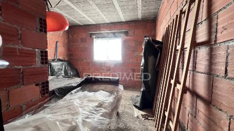 Moradia t3 individual para concluir – terreno de 1975m² com vistas deslumbrantes