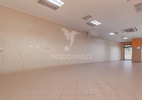 Loja para arrendamento no  laranjeiro - frente à policia