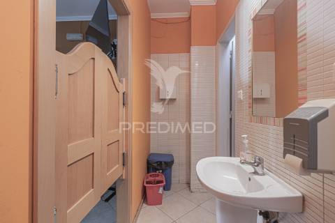 Loja para arrendamento no  laranjeiro - frente à policia