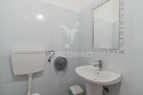 Loja para arrendamento no  laranjeiro - frente à policia