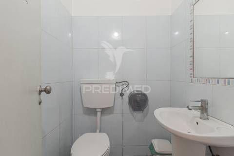 Loja para venda laranjeiro - frente à policia