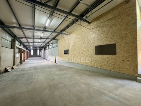 Armazém com licença industrial em excelente localização