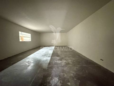 Armazém com licença industrial em excelente localização