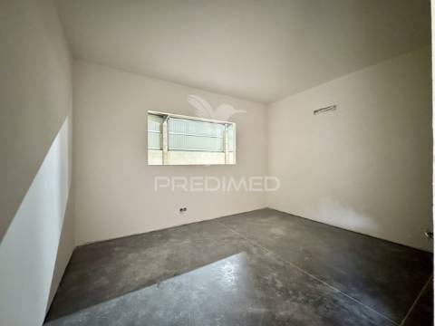 Armazém com licença industrial em excelente localização