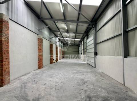 Armazém com licença industrial em excelente localização