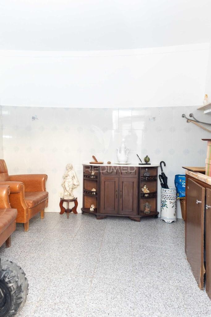 Moradia t2 + 1 + quintal em pardais - vila viçosa