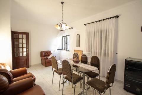 Moradia t2 + 1 + quintal em pardais - vila viçosa