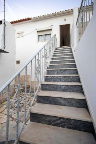 Moradia t2 + 1 + quintal em pardais - vila viçosa