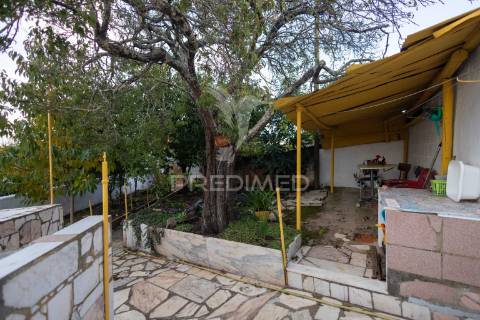 Moradia t2 + 1 + quintal em pardais - vila viçosa