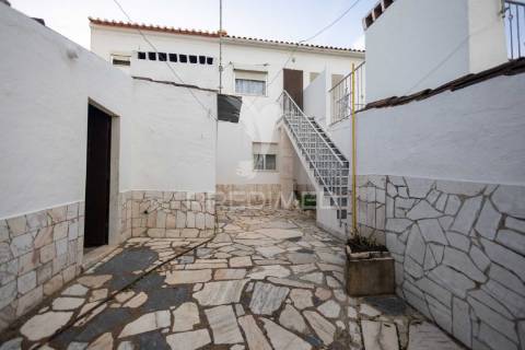 Moradia t2 + 1 + quintal em pardais - vila viçosa