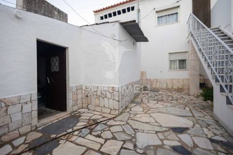 Moradia t2 + 1 + quintal em pardais - vila viçosa