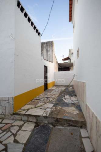 Moradia t2 + 1 + quintal em pardais - vila viçosa