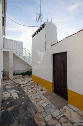 Moradia t2 + 1 + quintal em pardais - vila viçosa