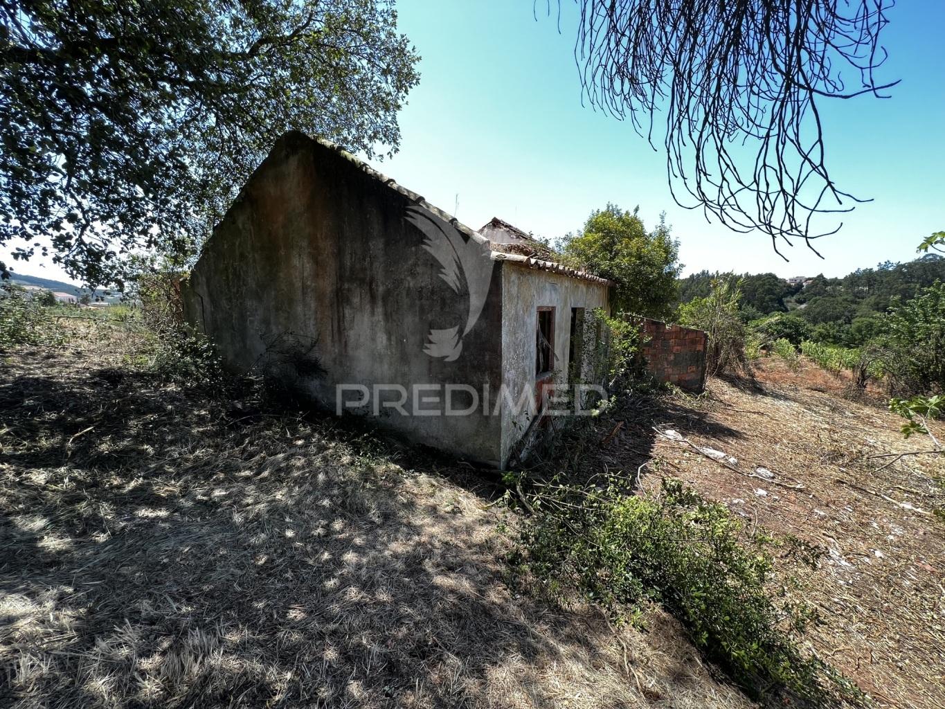 Terreno com ruína e vista deslumbrante sobre o vale.