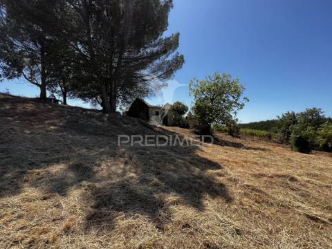 Terreno com ruína e vista deslumbrante sobre o vale.