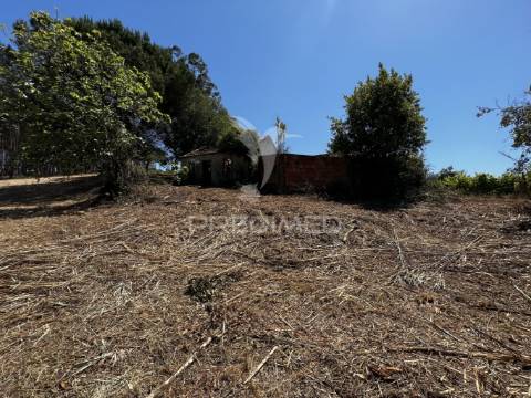 Terreno com ruína e vista deslumbrante sobre o vale.