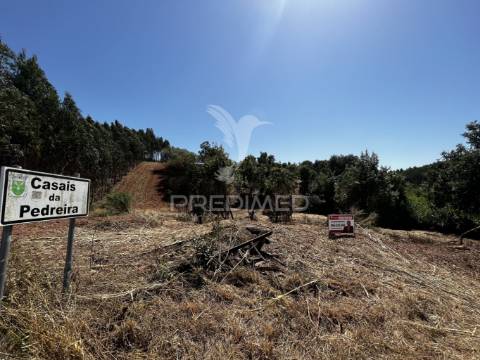 Terreno com ruína e vista deslumbrante sobre o vale.
