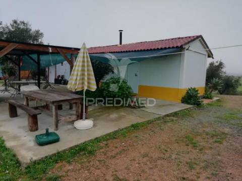 Quintinha com habitações e infraestruturas — alqueva