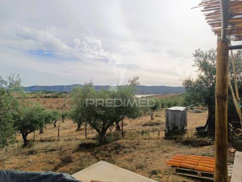 Quintinha com habitações e infraestruturas — alqueva