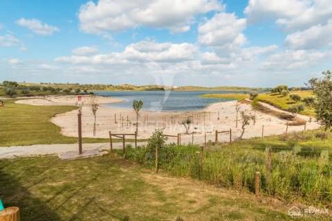 Quintinha com habitações e infraestruturas — alqueva