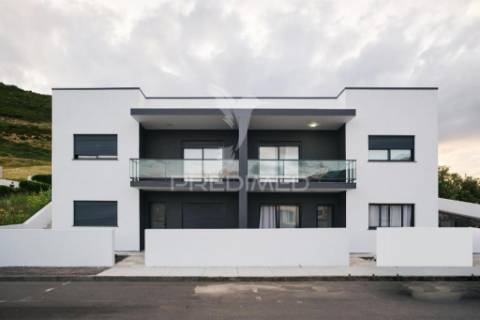 Prédio moderno com 4 apartamentos t1 equipados – centro da vila das velas