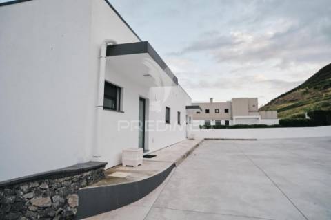 Prédio moderno com 4 apartamentos t1 equipados – centro da vila das velas