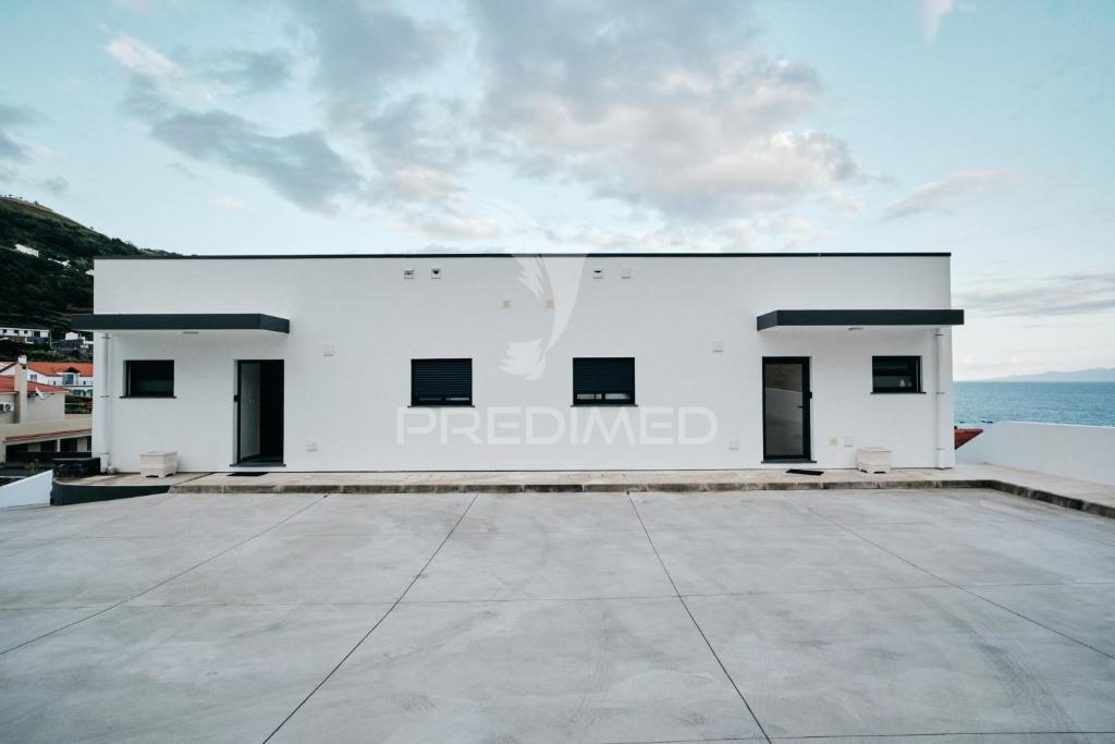 Prédio moderno com 4 apartamentos t1 equipados – centro da vila das velas