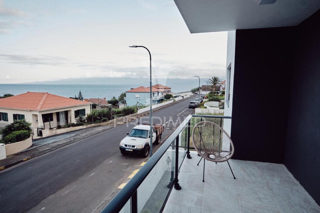 Prédio moderno com 4 apartamentos t1 equipados – centro da vila das velas