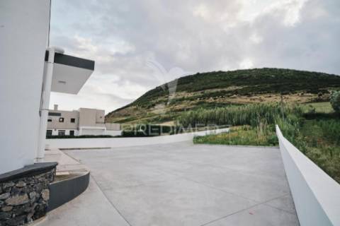 Prédio moderno com 4 apartamentos t1 equipados – centro da vila das velas