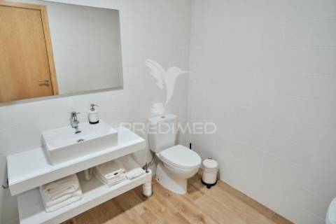 Prédio moderno com 4 apartamentos t1 equipados – centro da vila das velas