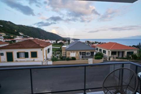 Prédio moderno com 4 apartamentos t1 equipados – centro da vila das velas