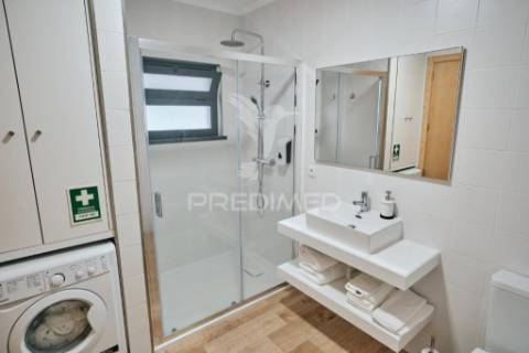 Prédio moderno com 4 apartamentos t1 equipados – centro da vila das velas