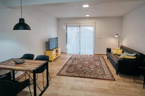 Prédio moderno com 4 apartamentos t1 equipados – centro da vila das velas